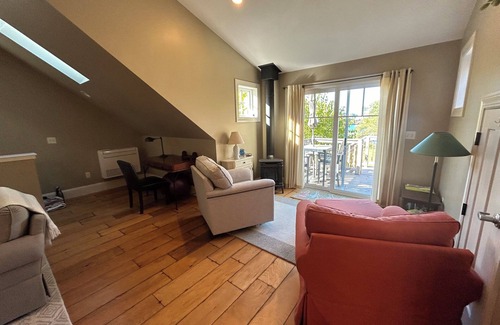 South Eliot Appartement | Charming 2nd floor studio in Eliot’s riverfront area with many amenities.