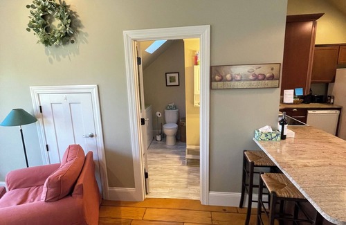 South Eliot Appartement | Charming 2nd floor studio in Eliot’s riverfront area with many amenities.