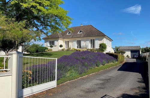 Couture-dArgenson Maison | Charming 3-bedroom house with WiFi in Couture-D’argenson