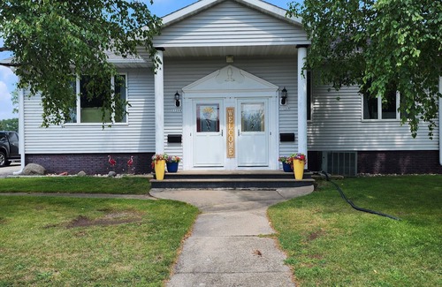 Oshkosh Maison | Charming 3+ bdrm 3 bath house in Oshkosh on Sawyer Creek & Fox River near EAA
