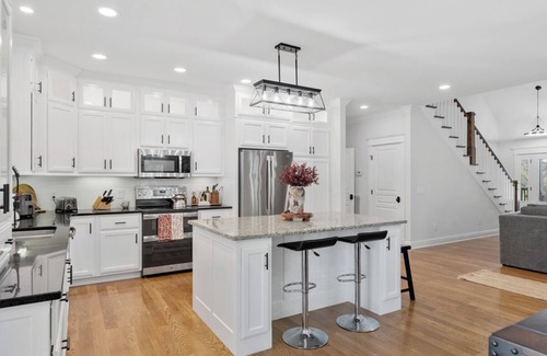 Bethpage Maison | Charming 3 bed, 2.5 bath farmhouse with hot tub, firepit, and seasonal pool!