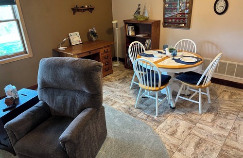 Red Cloud Autre | Charming 3-bed, 2-bath ranch house in the serene countryside near Red Cloud.