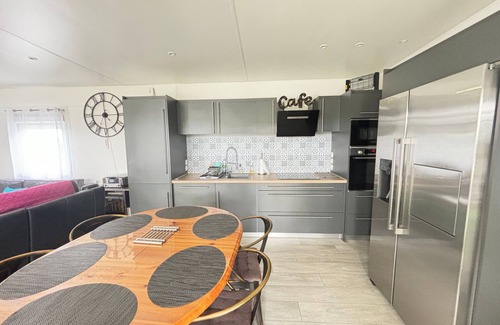 Sainte-Foy Chalet De Ski | Cottage Luxe 3 Chambres, Jacuzzi, Piscine et Parking à 12 km des Sables d'Olonne