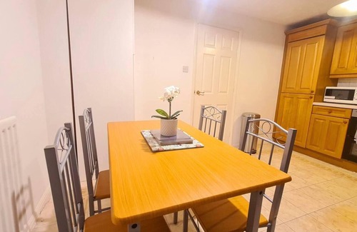 Eltham West Maison | Charming 3-Bed House in London with Jacuzzi