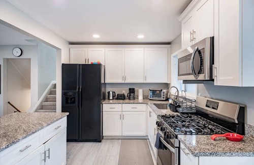 Romulus Maison | Charming 3-Bed Stay, Airport 10 Min, Pets OK