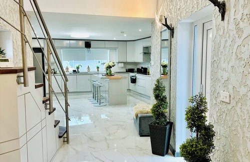 Monasterevin Maison | Charming 3-bedroom property with free WiFi and parking near Kildare village