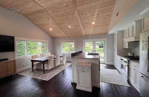 Saunderstown Maison | Charming 3-bedroom house in Plum Beach on a beautiful lot with WiFi and AC