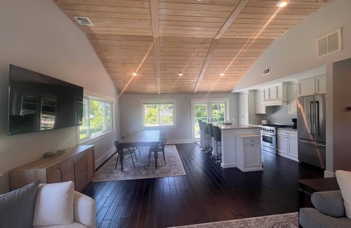 Saunderstown Maison | Charming 3-bedroom house in Plum Beach on a beautiful lot with WiFi and AC