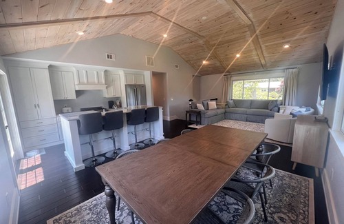 Saunderstown Maison | Charming 3-bedroom house in Plum Beach on a beautiful lot with WiFi and AC