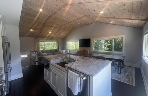 Saunderstown Maison | Charming 3-bedroom house in Plum Beach on a beautiful lot with WiFi and AC
