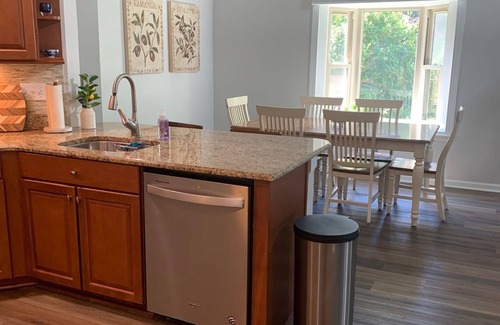 Mount Pleasant Maison | Charming 3-bedroom house with a gorgeous pond view in Mt Plesant