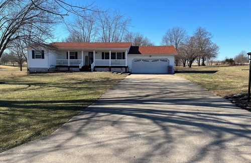 Tebbetts Maison | Charming 3-bedroom house with WiFi and AC in nice New Bloomfield MO.