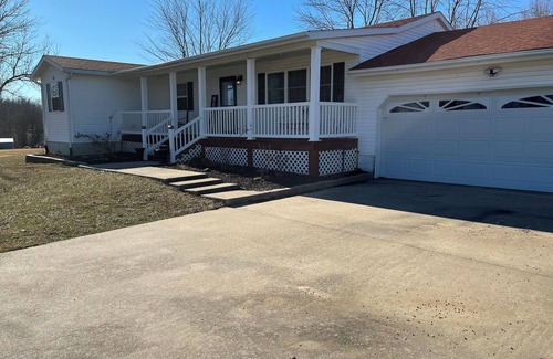 Tebbetts Maison | Charming 3-bedroom house with WiFi and AC in nice New Bloomfield MO.