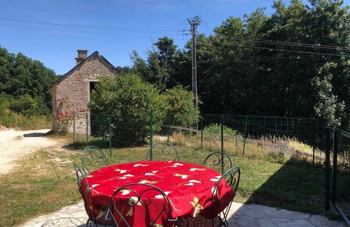 Saint-Setiers Maison | Charmant gite equestre, 3 chambres dans une ancien maison de ferme en pierre