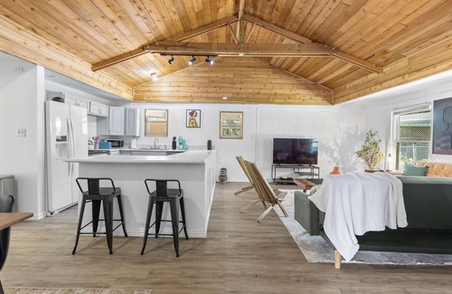 Point Maison | Charming 3-bedroom, gorgeous Lake Front, Fishing Dock, Fire Pit, Kayak & more
