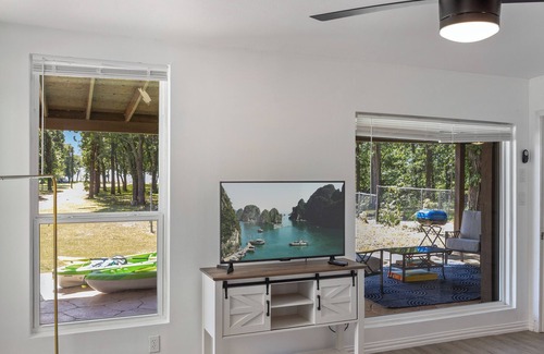 Point Maison | Charming 3-bedroom, gorgeous Lake Front, Fishing Dock, Fire Pit, Kayak & more