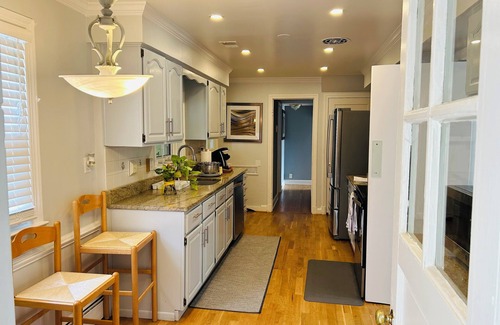 Silver Spring Maison | Charming 3-bedroom house with WiFi and AC in Silver Spring