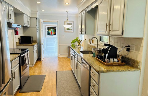 Silver Spring Maison | Charming 3-bedroom house with WiFi and AC in Silver Spring