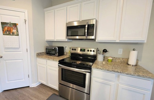 West Columbia Maison | Charming 3-bedroom house with backyard and 2-car garage