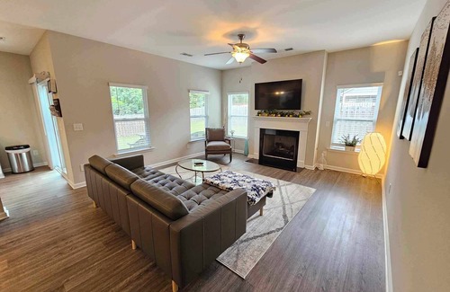 West Columbia Maison | Charming 3-bedroom house with backyard and 2-car garage
