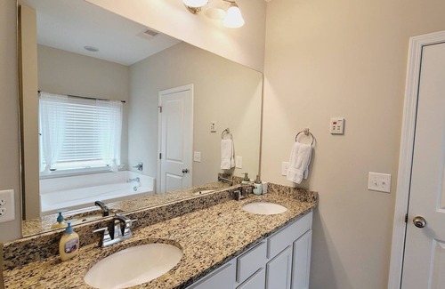 West Columbia Maison | Charming 3-bedroom house with backyard and 2-car garage