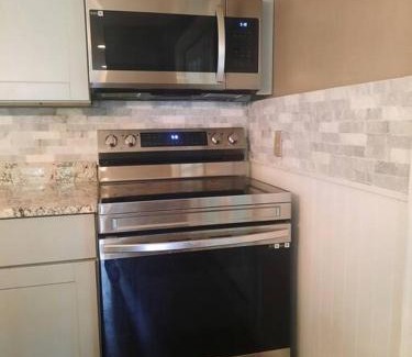 Old Orchard Beach Maison | Charming 3 Bedroom, 1 Bath home