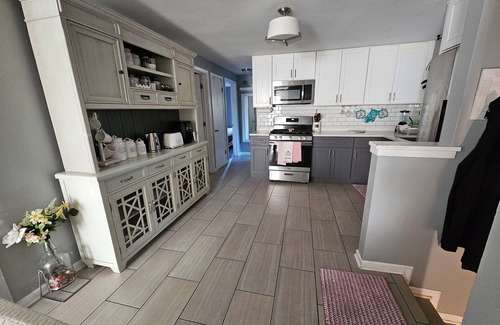 East Side Maison | Charming 3-bedroom 1 bathroom bungalow in cool Chicago with AC friendly family