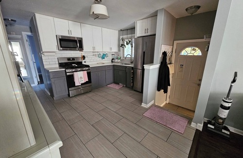 East Side Maison | Charming 3-bedroom 1 bathroom bungalow in cool Chicago with AC friendly family