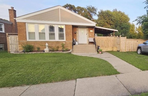 East Side Maison | Charming 3-bedroom 1 bathroom bungalow in cool Chicago with AC friendly family