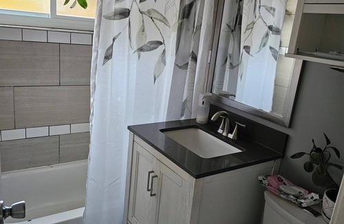 East Side Maison | Charming 3-bedroom 1 bathroom bungalow in cool Chicago with AC friendly family