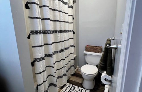 Leominster Appartement | Charming 3-bedroom - 10 miles to Wachusett Mountain Ski Area!
