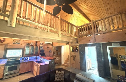 Fort McCoy Cabine | Charming 3 Bedroom, 2 Bath Custom Built Log Cabin in Ocala National Forest.