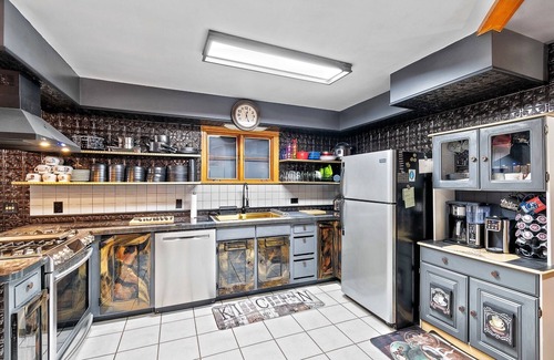 Geneva Maison | Charming 3-bedroom 5 Bed house with WiFi & extras in delightful Geneva