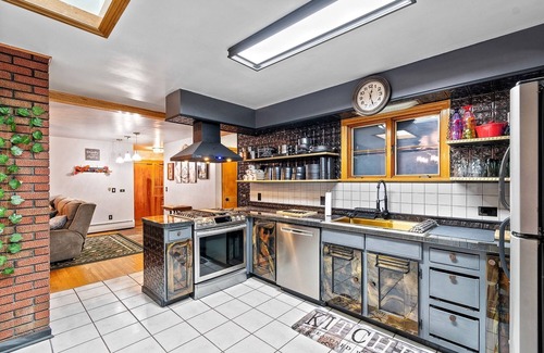 Geneva Maison | Charming 3-bedroom 5 Bed house with WiFi & extras in delightful Geneva