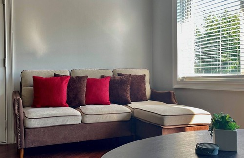 Elmhurst Appartement | Charming 3-bedroom apartment in delightful downtown Elmhurst - steps to Metra