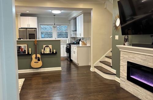 South Shore Maison | Charming 3-bedroom bungalow, Bonus Room Gym & Private Backyard, minutes from UC