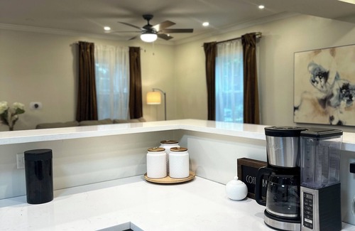South Shore Maison | Charming 3-bedroom bungalow, Bonus Room Gym & Private Backyard, minutes from UC