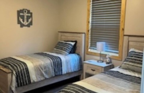 Scottsboro Cabine | Charming 3-bedroom cabin with WiFi, AC in soothing Scottsboro