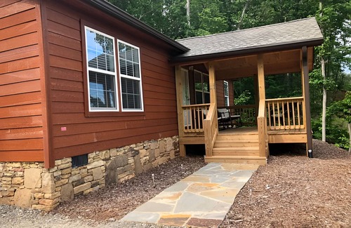 Candler Cabine | Charming 3-bedroom cabin with AC and WiFi