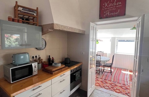 Banzao Chalet De Ski | Charming 3-bedroom chalet with WiFi and AC in beautiful Colares
