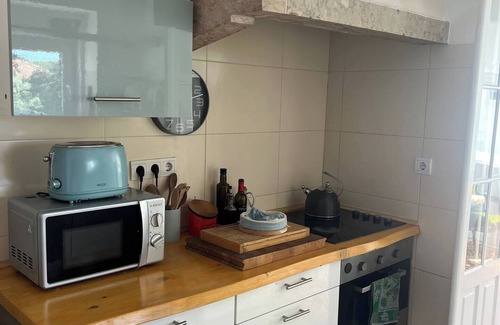 Banzao Chalet De Ski | Charming 3-bedroom chalet with WiFi and AC in beautiful Colares