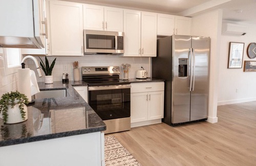 Jaffrey Copropriété | Charming 3-bedroom condo in peaceful Jaffrey with AC