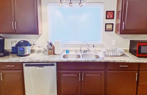 Euclid Copropriété | Charming 3-bedroom condo with WiFi and AC in pleasant Euclid