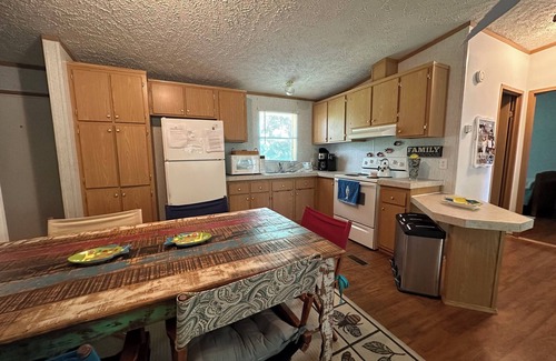 Valois Cottage | Charming 3-bedroom cottage with AC, WiFi in fabulous Hector.