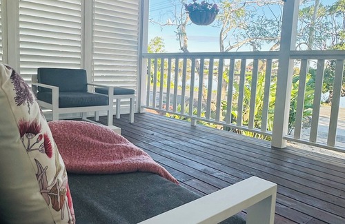 Woodburn Maison | Charming 3-bedroom country-coastal home with WiFi & AC