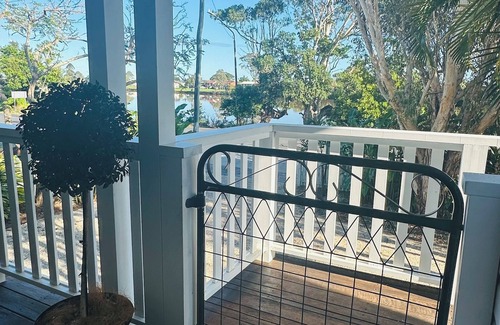 Woodburn Maison | Charming 3-bedroom country-coastal home with WiFi & AC