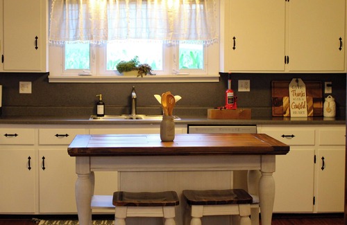 Tylersville Autre | Charming 3-bedroom farmhouse in lovely Rebersburg with AC , a nice front porch