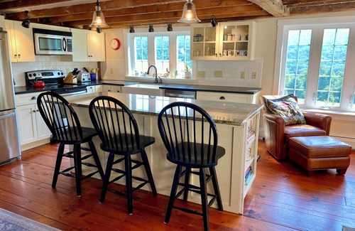 Monroe Bridge Autre | Charming 3-bedroom farmhouse in Colrain w/ gorgeous view/outdoor space