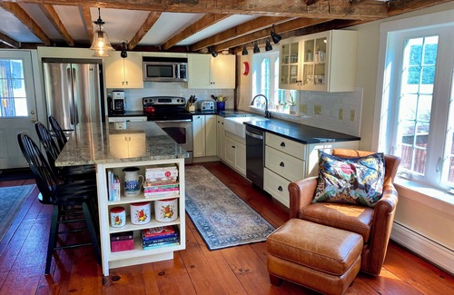 Monroe Bridge Autre | Charming 3-bedroom farmhouse in Colrain w/ gorgeous view/outdoor space