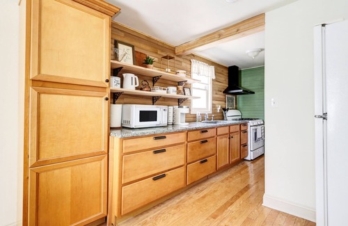 Ocean View Autre | Charming 3-bedroom farmhouse with AC, WiFi, 5 minutes to Sea Isle Beaches!